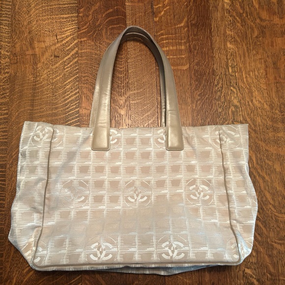 🌸Host Pick!🌸 Chanel Authentic Travel Ligne Tote Vintage Beige - Picture 3 of 15